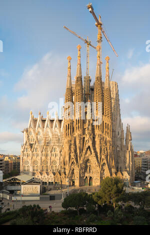 Luftaufnahme der Sagrada Familia, einem großen Römisch-katholische Kirche in Barcelona, Spanien, gestaltet von dem katalanischen Architekten Antoni Gaudi. Stockfoto