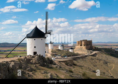 Madrid Reiseziel. Landschaft mit Windmühlen des Don Quijote. Historische Gebäude in Cosuegra Gebiet in der Nähe von Madrid, Spanien. Stockfoto