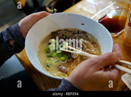 Japanische Shoyu Ramen mit gerösteten Schwein. Stockfoto