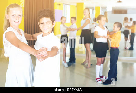 Kinder tanzen Tango in der Klasse. Stockfoto