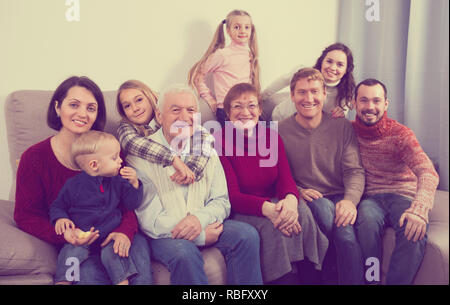 Großeltern, die 60-70 Jahre alt mit Kindern Fotografieren am besten Momente während Weihnachtsessen. Stockfoto