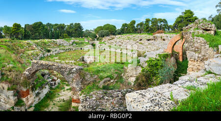 Blick auf das römische Amphitheater (Anfiteatro Romano) von Syrakus. Sizilien, Italien Stockfoto