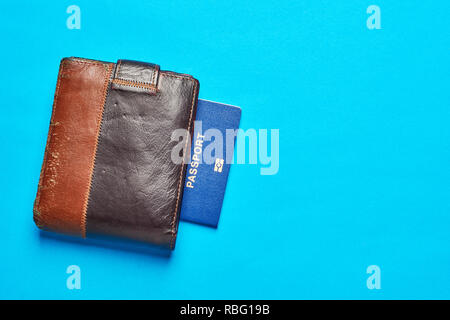 Pässe und Geldbörse mit Kreditkarte auf einem blauen Hintergrund. Travel Concept. Stockfoto