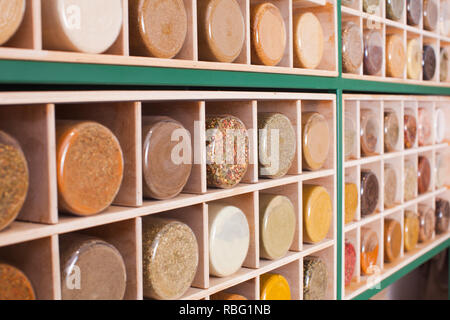 Verschiedene orientalische Gewürze und grinste Kräuter in Gläsern in strenge Ordnung auf einen Würfel. Stockfoto