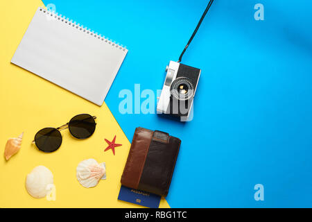 Flach Konzept traveler Zubehör auf gelben Hintergrund mit leeren Platz für Text. Draufsicht auf Reisen oder im Urlaub. Sommer Hintergrund. Stockfoto