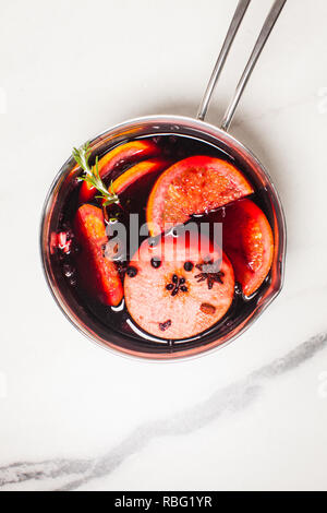 Glühwein in Aluminium Kasserolle auf Marmor Hintergrund, Ansicht von oben Stockfoto