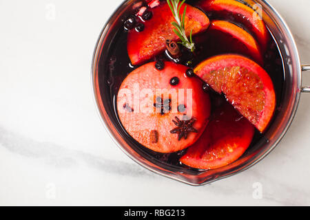Glühwein - heißes Getränk mit Zitrusfrüchten, Apple und Gewürze in Kasserolle schließen oben mit Kopie Raum Stockfoto