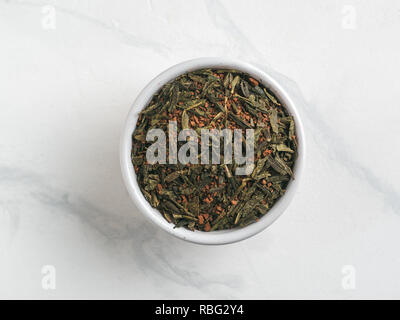 Trendgetränk Idee: Tea-Coffee Mischung kombiniert zwei beliebte Getränke. Kleine Schüssel der trockenen Mischung aus grünem Tee und gemahlener gerösteter Kaffeebohnen. Top View oder flach. Platz kopieren Stockfoto