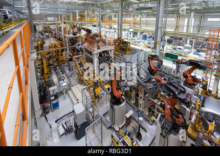 Körper von Auto auf Förderband Ansicht von oben. Moderne Montage der Autos an der Anlage. Die automatisierten Build-Prozess der Karosserie Stockfoto