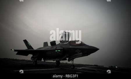 Arabischen Golf - Eine F-35B Blitz II mit Marine Fighter Attack Squadron 211, 13 Marine Expeditionary Unit (MEU), landet an Bord der Wasp-Klasse amphibisches Schiff USS Essex (LL 2), Dez. 4, 2018. Der Essex ist das Flaggschiff der Essex amphibische Gruppe und bereit, mit der begonnen 13. MEU, ist in die USA 5 Flotte Bereich der Maßnahmen zur Unterstützung der Marine im Einsatz für die Stabilität und Sicherheit in der Region zu gewährleisten und verbindet das Mittelmeer und den Pazifischen Raum durch den westlichen Indischen Ozean und drei strategischen Punkten ersticken. (U.S. Marine Corps Foto von Cpl. A. J. Van Stockfoto