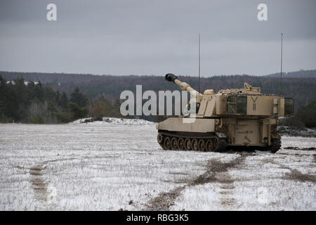 Ein M109A6 Paladin, Bravo Batterie zugewiesen, 1st Battalion, 82nd Field Artillery Regiment, 1st Armored Brigade Combat Team, 1.Kavallerie Division, bereitet während Tabelle 6 Qualifikationen auf einen Bereich auf der U.S. Army Garrison Grafenwöhr in Bayern, Deutschland, Jan. 9, 2019. Ironhorse Soldaten sind in Deutschland in ihrer Rotation in ganz Europa in der Nähe der atlantischen Lösen. (U.S. Army National Guard Foto von Sgt. Lisa Reben, 382 Öffentliche Angelegenheiten Loslösung, 1 ABCT, 1 CD-/Freigegeben) Stockfoto