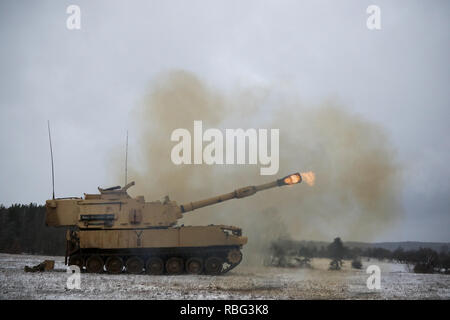 Ein M109A6 Paladin, Bravo Batterie zugewiesen, 1st Battalion, 82nd Field Artillery Regiment, 1st Armored Brigade Combat Team, 1.Kavallerie Division, feuert seine Waffe auf eine Reihe während Tabelle 6 Qualifikationen auf U.S. Army Garrison Grafenwöhr in Bayern, Deutschland, Jan. 9, 2019. Ironhorse Soldaten sind in Deutschland in ihrer Rotation in ganz Europa in der Nähe der atlantischen Lösen. (U.S. Army National Guard Foto von Sgt. Lisa Reben, 382 Öffentliche Angelegenheiten Loslösung, 1 ABCT, 1 CD-/Freigegeben) Stockfoto