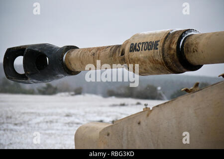 Ein M109A6 Paladin, Bravo Batterie zugewiesen, 1st Battalion, 82nd Field Artillery Regiment, 1st Armored Brigade Combat Team, 1.Kavallerie Division, zeigt seine wichtigste Waffe, mit seinen Namen emblazened", Bastogne, "auf einer Strecke während Tabelle 6 Qualifikationen auf U.S. Army Garrison Grafenwöhr in Bayern, Deutschland, Jan. 9, 2019. Ironhorse Soldaten sind in Deutschland in ihrer Rotation in ganz Europa in der Nähe der atlantischen Lösen. (U.S. Army National Guard Foto von Sgt. Lisa Reben, 382 Öffentliche Angelegenheiten Loslösung, 1 ABCT, 1 CD-/Freigegeben) Stockfoto