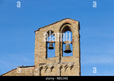 Italien, Arezzo - 12. März 2017: Der Blick auf den Glockenturm der Basilika San Domenico in Arezzo am 12. März 2017, Toskana, Italien. Stockfoto