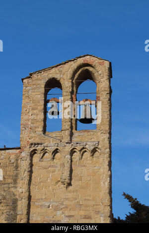 Italien, Arezzo - 12. März 2017: Der Blick auf den Glockenturm der Basilika San Domenico in Arezzo am 12. März 2017, Toskana, Italien. Stockfoto