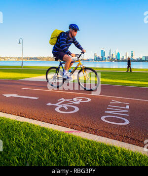 Männliche Radfahrer, reiten ein Zyklus nur Radweg/Radweg mit einem Mann im Hintergrund. Stockfoto