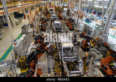 Körper von Auto auf Förderband Ansicht von oben. Moderne Montage der Autos an der Anlage. Die automatisierten Build-Prozess der Karosserie Stockfoto