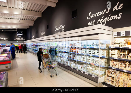 Lidl Supermarkt, nördlich von Toulouse (Frankreich), Innenraum der Lidl Supermarkt, nördlich von Toulouse (Frankreich). Lidl Rabatt Stockfoto