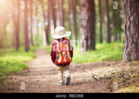 Junge, camping Rucksack in der Natur Stockfoto
