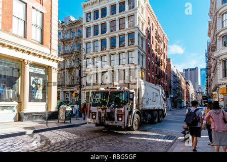 New York City, USA - 25. Juni 2018: Müllwagen in Greene Street mit Luxus Fashion Retail Stores in Soho Gusseisen Historic District in New York C Stockfoto