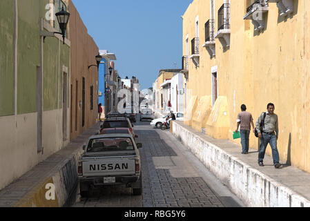 Auf der Suche in einem kolonialen Straße im historischen Zentrum von Campeche, Mexiko Stockfoto