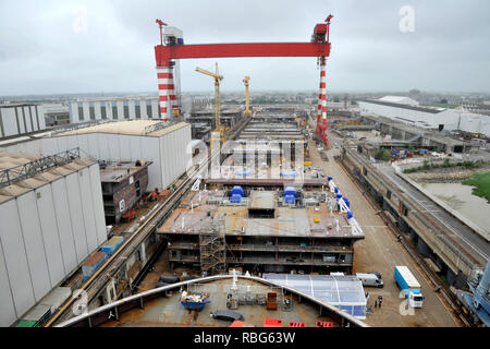 STX Werften in Saint-Nazaire (Frankreich), STX Werften in Saint-Nazaire auf 2018/06/14: Übersicht mit den Bug des MSC Bellissima Kreuzfahrt Stockfoto