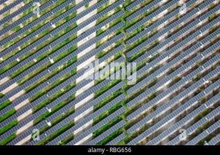 Colombelles (Normandie, Frankreich): Luftaufnahme eines Solarparks in einem städtischen Gebiet, Colombelles (Normandie, Frankreich): Luftaufnahme von Stockfoto