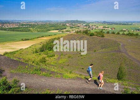 Loos-en-Gohelle (Nordfrankreich): Halde, Loos-en-Gohelle (Nordfrankreich): Überblick über die Halde mit zwei Wanderer. Mineral Feld in der Stockfoto