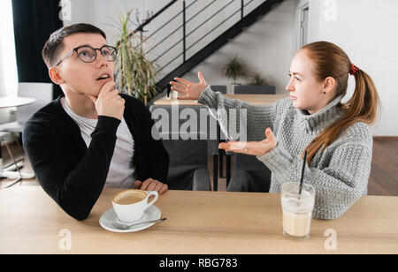 Junge Paare streiten in einem Café. Beziehung Probleme Stockfoto