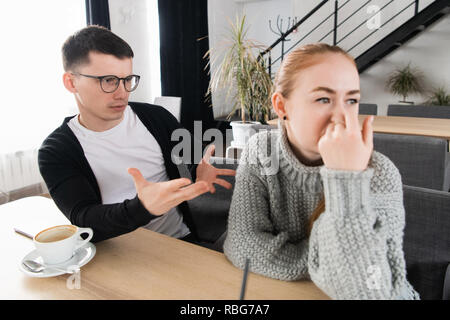 Leute, Beziehung Schwierigkeiten und Familie Konzept - Unglückliche Paare in Konflikt im Cafe Stockfoto