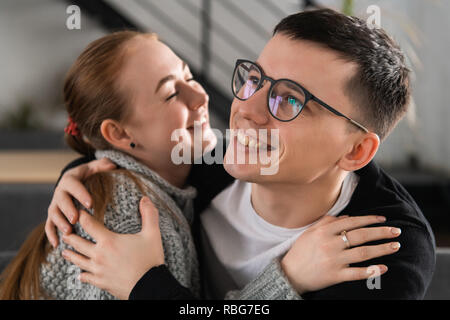 Zwei Menschen, Mann und Frau im Cafe umarmen, Lachen und genießen die Zeit miteinander. Paar in Liebe auf ein Datum. Liebesgeschichte und Valentines Tag Stockfoto
