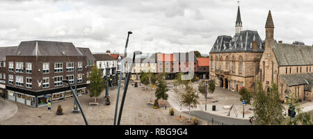 Bishop Auckland, County Durham, UK. Der Marktplatz, mit dem viktorianischen gotischen Rathaus, das die Bibliothek und ein Theater Stockfoto