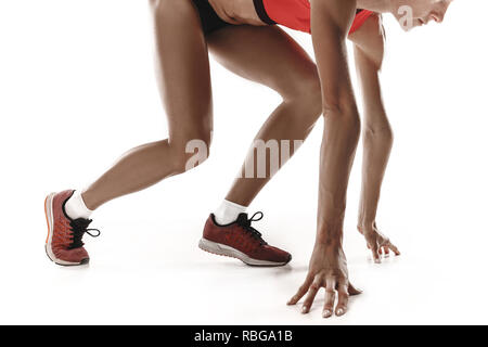 Portrait von jungen sportlichen Frau am Startblock der Rasse über weiße studio Hintergrund isoliert. Der Sprinter, Jogger, Übung, Training, fitness, training, jogging Konzept. Profil Stockfoto