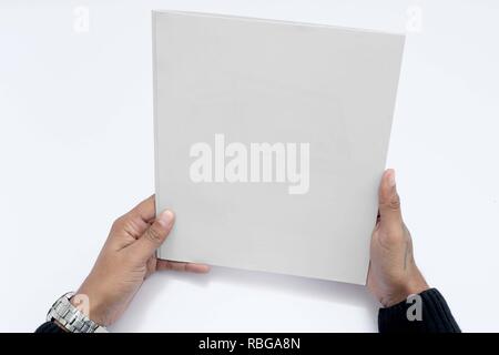 Mann hält leeres Magazin in der Hand. Stockfoto