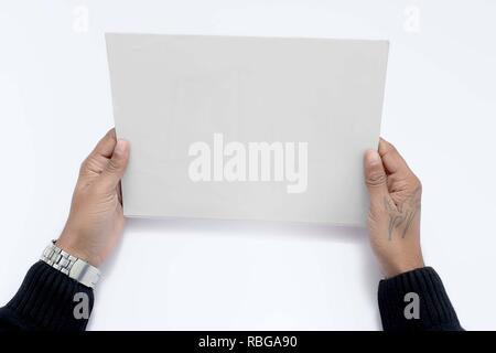 Junge hält leeres Magazin in der Hand. Stockfoto