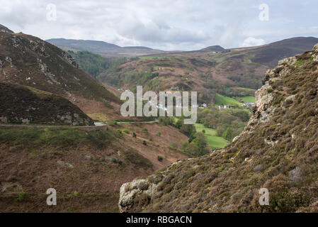 Die Sychnant Pass in der Nähe Conwy in Nordwales. Blick hinunter auf das Dorf Capelulo. Stockfoto