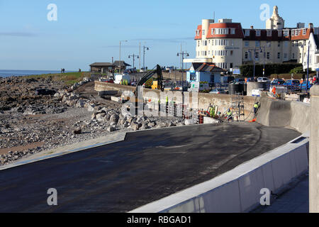 Die Stadt Porthcawl mit seiner neuen Meer Abwehr zum Schutz gegen den Atlantischen Meer Wellen zerschlagen der Städte in der Verteidigung gebaut wird. Stockfoto