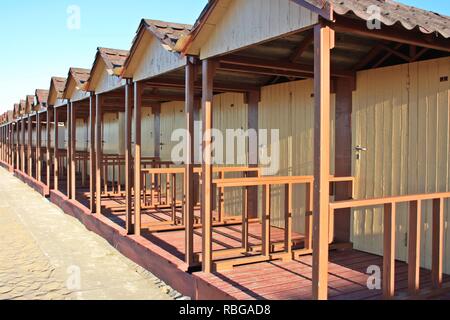Holzhütten oder ändern Zimmer in einem sehr gepflegten und präzise Zeile in einem Beach Resort. Warme Farben Stockfoto
