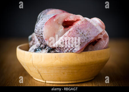 Stücke von frischen, rohen Hecht Fisch in eine Schüssel geben. Stockfoto