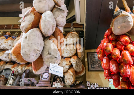 Bologna, Italien - Juni 2017: Lokale Shop mit traditionellen Schinken und Salami in Bologna. Emilia Romagna. Stockfoto