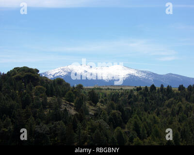 Die schneebedeckten Berge von einem spanischen Landschaft Stockfoto
