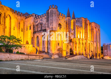 Avignon Brücke mit Päpste Palast und Rhone bei Sonnenaufgang, Pont Saint-Benezet, Provence, Frankreich. Stockfoto