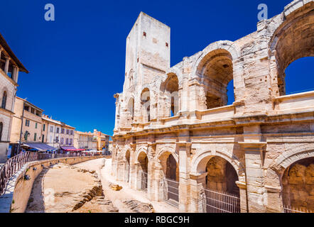 Arles, Frankreich. Antike römische Amphitheater (Arena) in der alten Provence Stadt. Stockfoto