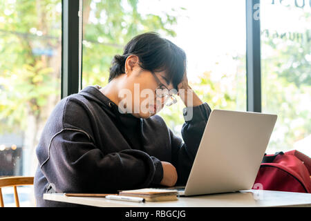 Fat Asian kurzhaar Frau fühlen, Kopfschmerzen, betonte Stockfoto