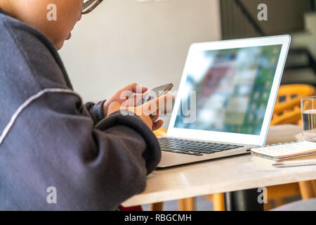 Ansicht der Rückseite Frau mit smart phone Stockfoto