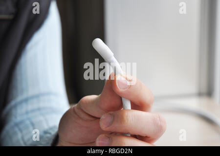 In der Nähe von TV-Koaxialkabel Kabel reparieren in Handwerker Hände. Stockfoto