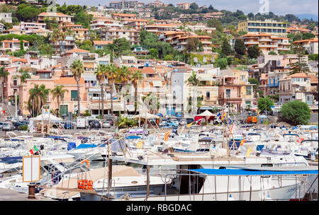 Catania, Sizilien, Italien - August 08, 2018: Blick auf Acitrezza Hafen mit Fischerbooten neben Cyclops Inseln, wunderschöne Stadtbild Stockfoto