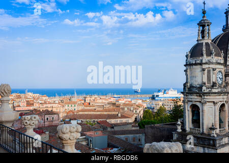 Kuppeln der Kathedrale die hl. Agatha gewidmet. Der Blick auf die Stadt Catania, Sizilien, Italien Stockfoto