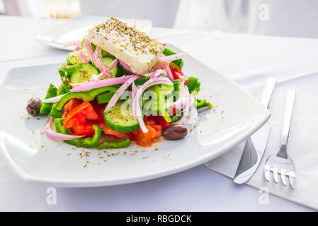 Griechischer Salat mit frischem Gemüse, Schafskäse und Oliven, Griechenland traditionelle Küche. Stockfoto