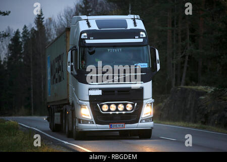 HALIKKO, Finnland - 23. OKTOBER 2016: Weiße Volvo FH Semi Truck hols Maersk cargo Anhänger auf die Straße bis spät in die Nacht. Stockfoto